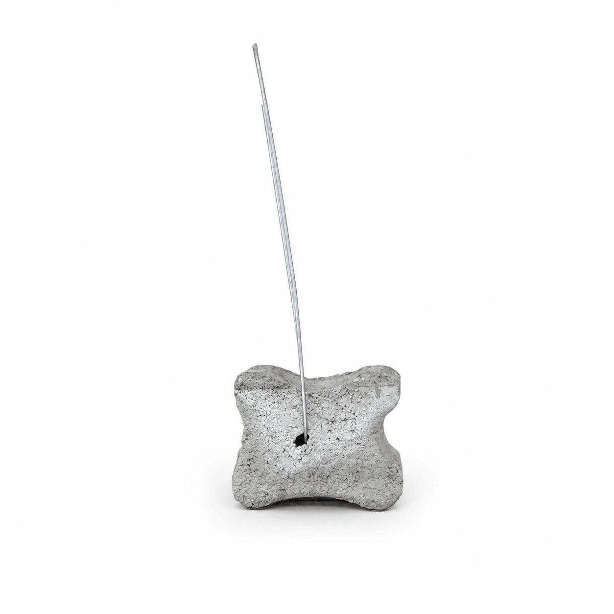 Joluka concrete bone spacer with steel wire viewed from the front